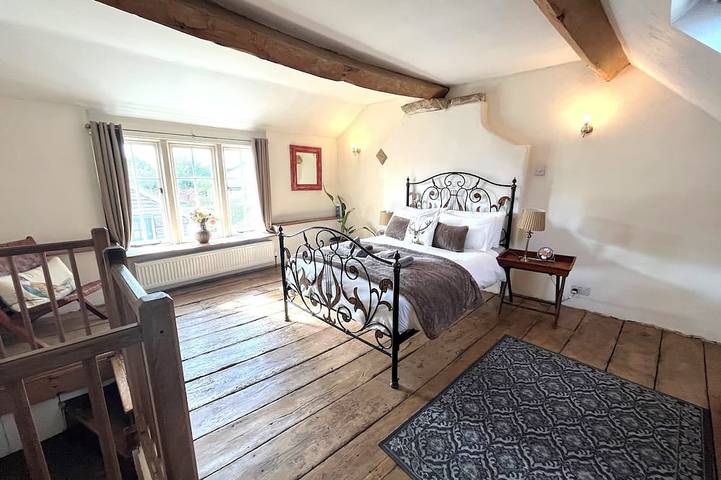 1750s cottage near Bath, 4 bed sleeps 9, Bradford on Avon, Cotswolds. in Bradford on Avon, Wiltshire