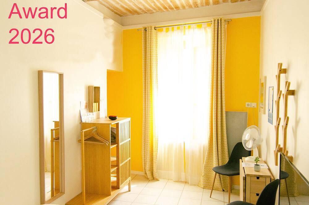 Appartement entier, Luberon - Elegant Private Studio avec clim 100m à centre ville mais calm in Lauris, Parc naturel régional du Luberon