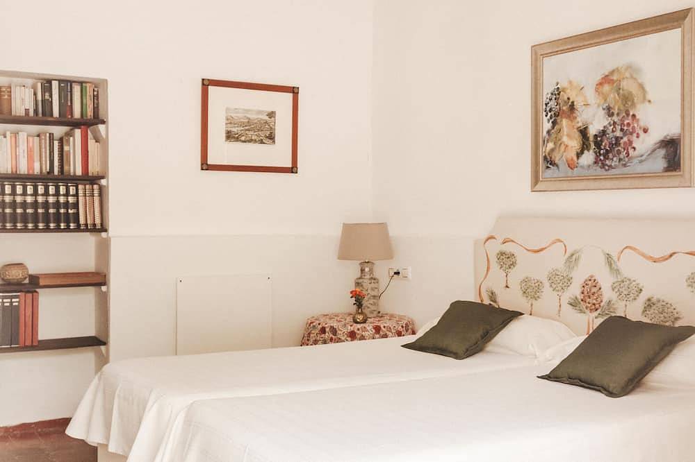 Dehesa de las Yeguas House. Country house with private swimming pool 4 kms from the beach in Puerto Real, Costa de la Luz