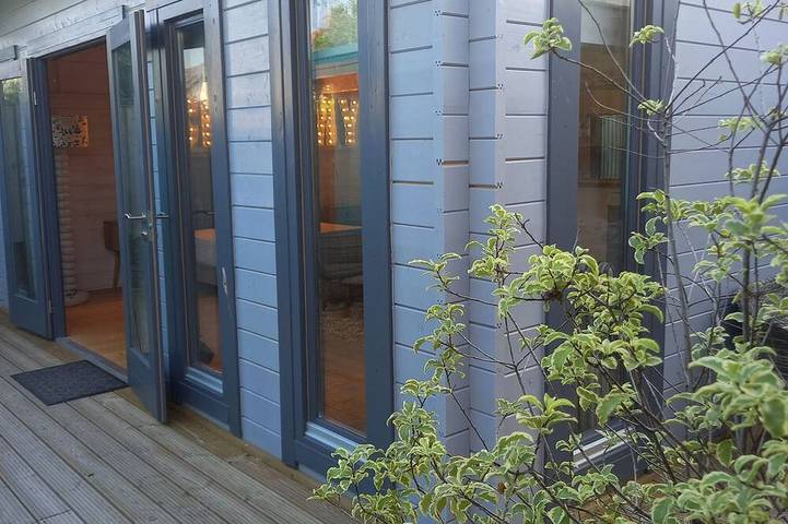 Scrummy Cabin - Deluxe with courtyard view in Cornwall