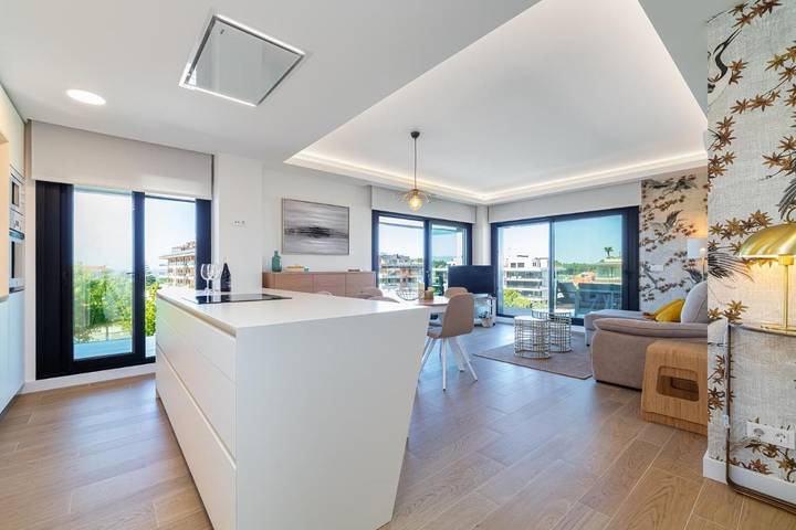 Ferienwohnung für 6 Personen, mit Balkon und Terrasse sowie Garten und Pool