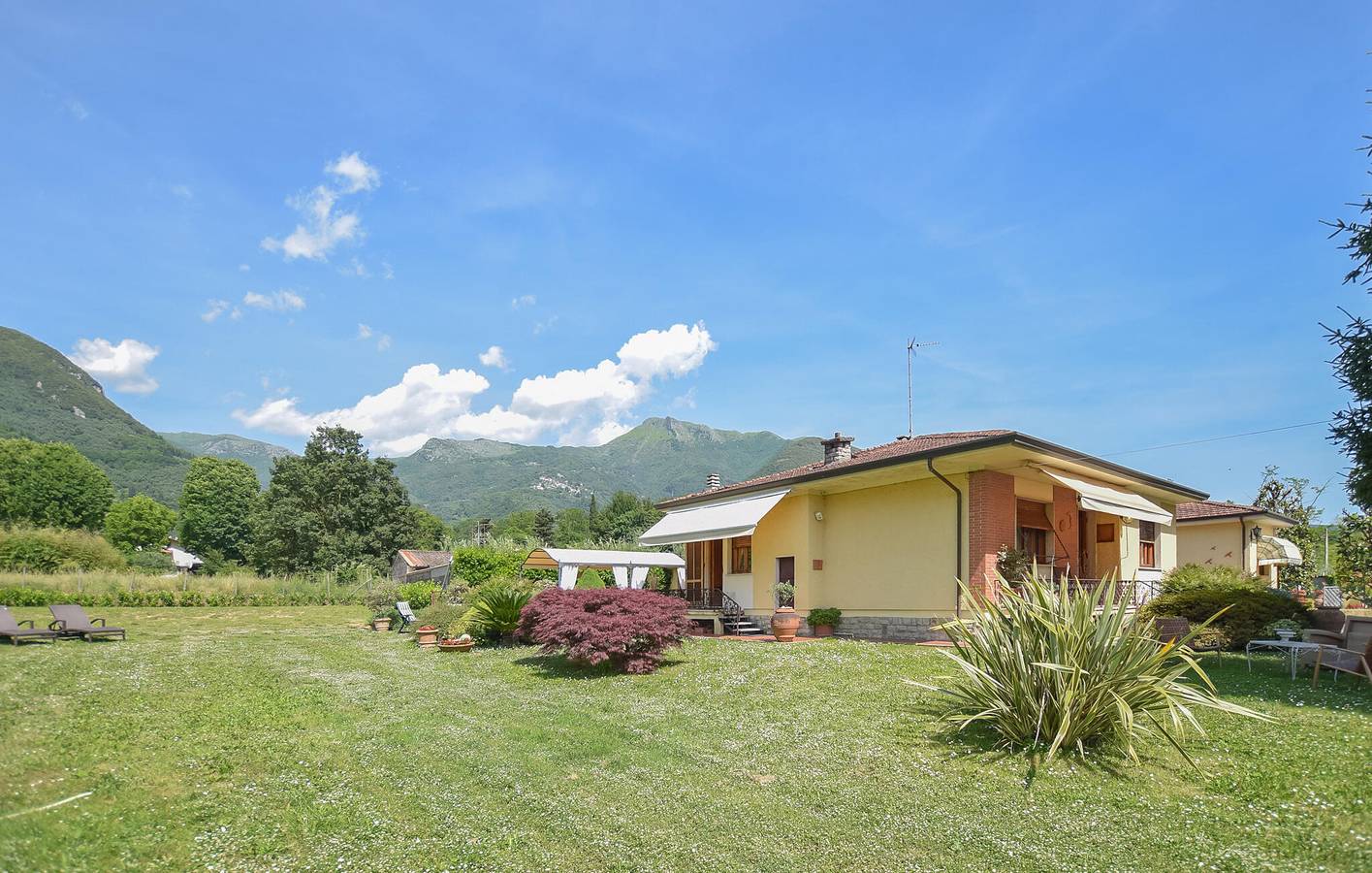 Accogliente appartamento con piscina e giardino, vicino al centro città in Camaiore (Toscana), Riviera Toscana