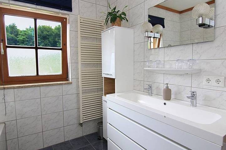 Ganze Wohnung, Ferienwohnung, ca. 70m², 1-4 Pers., 1Sz, Wsz, Kü, Du/Wc, Bk in Bischofswiesen, Berchtesgadener Alpen