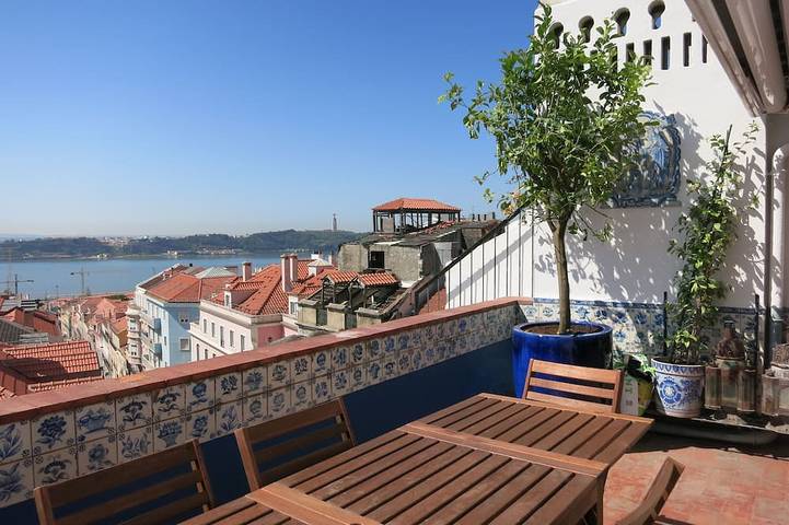 Vacation rental for 8 people, with terrace in Lisbon