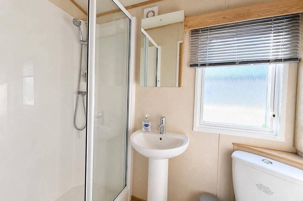 8 berth caravan for hire near Clacton-on-Sea in Essex in Clacton-on-Sea, Essex