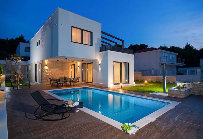 Villa pour 11 personnes, avec vue sur l’océan et piscine ainsi que sauna et jardin à Okrug Gornji