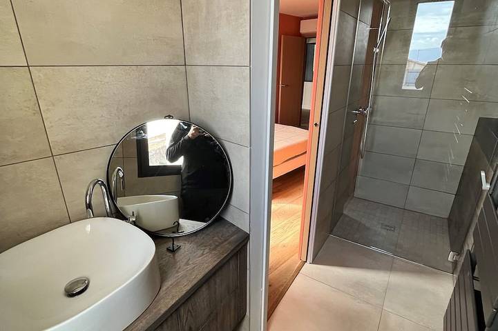 Ten minutes from Avignon and Isle sur Sorgue, in the heart of the village, charming villa in Châteauneuf-de-Gadagne, Vaucluse