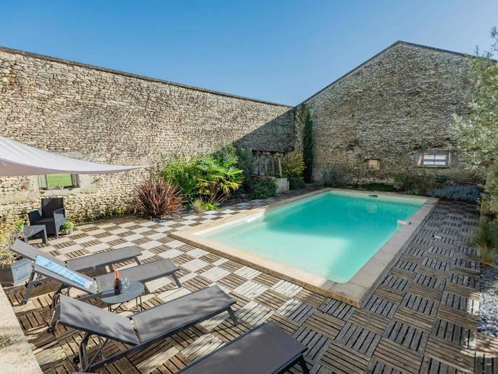 Location de vacances pour 10 personnes, avec piscine et terrasse à Champagne-et-Fontaine