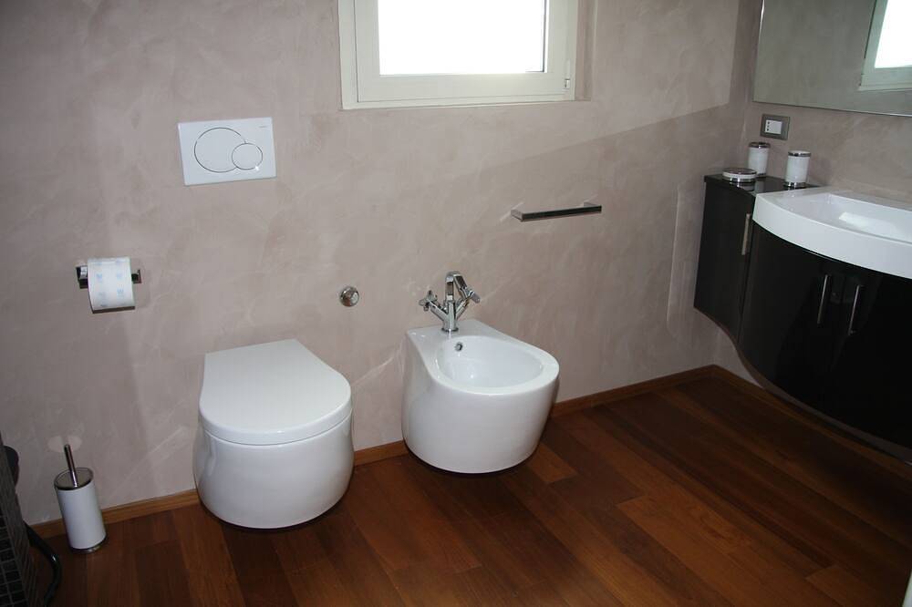 Neu erbaute Villa inmitten von Eichen-, Kiefern- und Erdbeerbäumen in Montecarlo (Toskana), Lucca Provinz