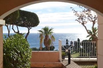 Gîte pour 4 personnes, avec jacuzzi ainsi que terrasse et piscine à Saint-Raphaël