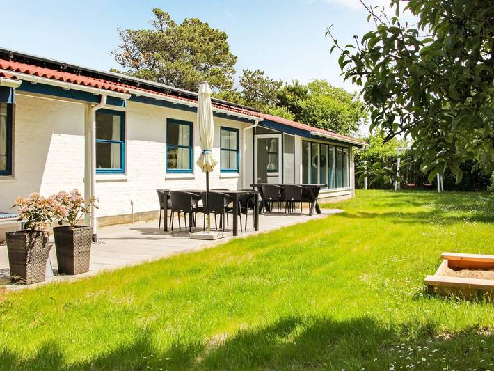 Ferieudlejning for 8 personer, med Jacuzzi og Terrasse såvel som Have og Pool i Slettestrand