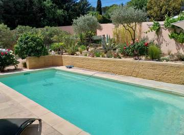 Gîte pour 6 personnes, avec terrasse ainsi que jardin et piscine, animaux acceptés dans Le Gardon A Collias Collias