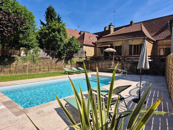Location de vacances pour 8 personnes, avec piscine ainsi que jardin et vue, animaux acceptés à Prats-du-Périgord