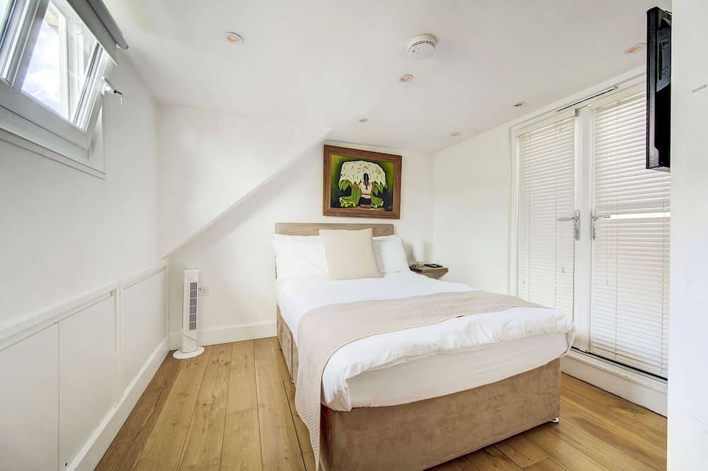 Stunning 4 Bedroom House - Hot tub+Gym - Sleeps upto 8 -Escape London, in London in Redbridge, London