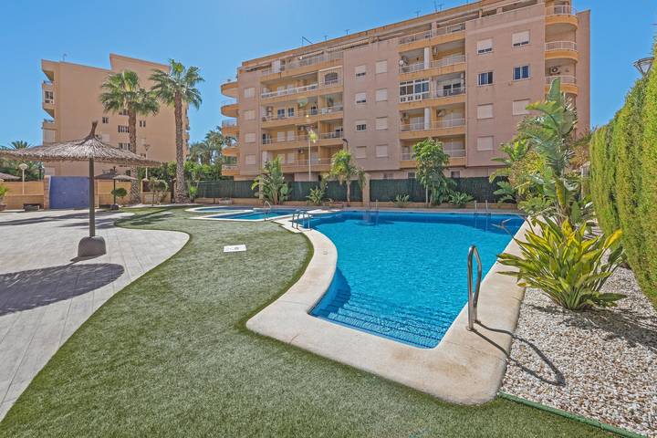 Entire apartment, Apartment Aldea del Mar on the Beach with Pool, Terrace & Wi-Fi in Torrevieja Centre, Torrevieja