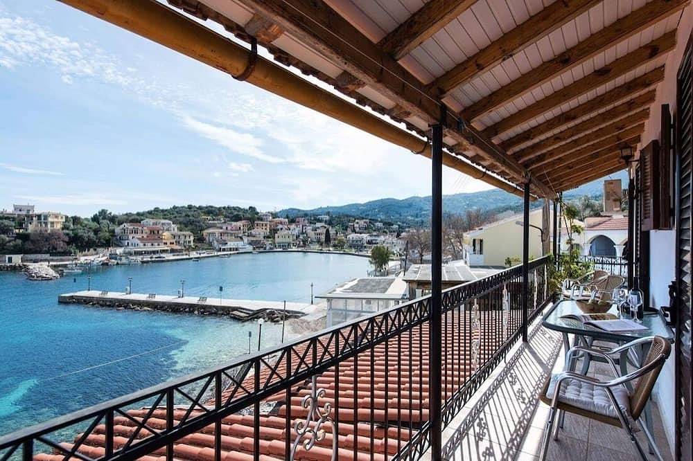 modern 2 bedroom fully furnished apartment over looking the harbour of Kassiopi, foto 11