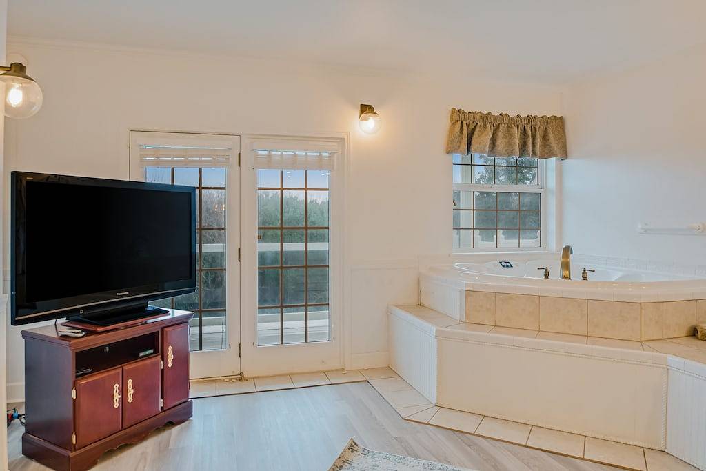 Ganze Wohnung, Hundefreundliche Ferienwohnung am Wasser mit Balkon und Blick auf den Innenhof - in Strandnähe! in Ocean Shores Beach, Ocean Shores