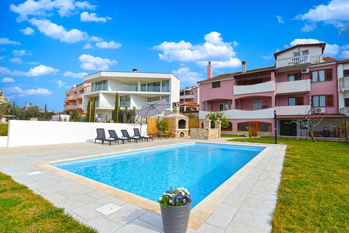 Ferienwohnung für 5 Personen, mit Pool und Balkon - 1