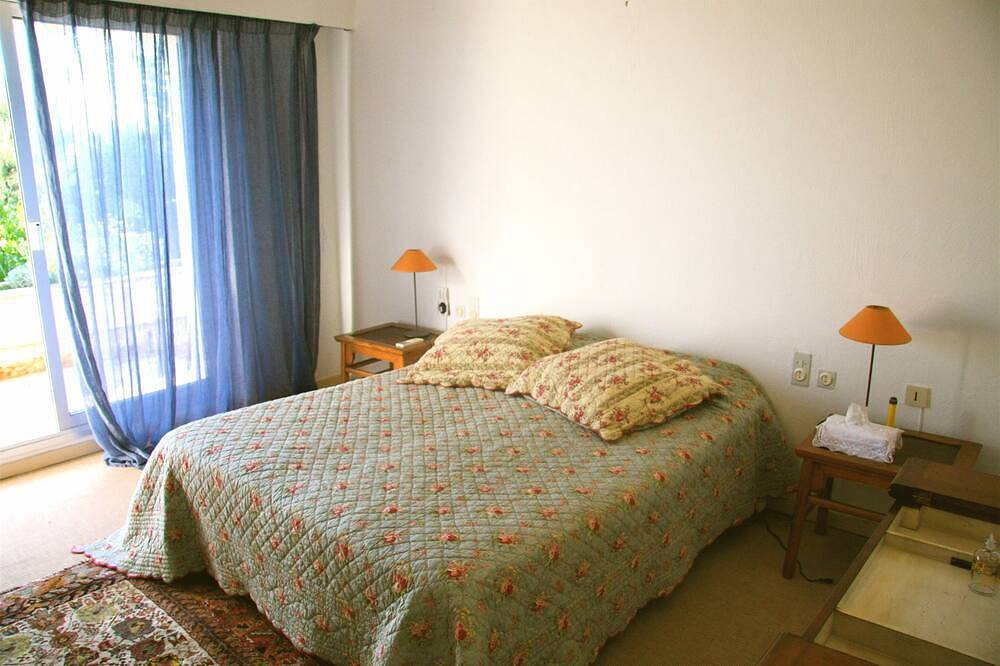 Provencal family home overlooking a superb garden, heated swimming pool in Tourrettes-sur-Loup, Mediterranean Coast (France)