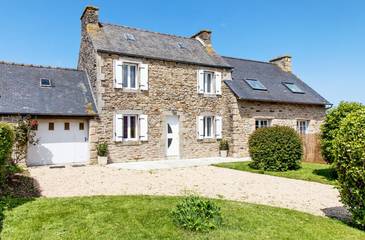Gîte pour 6 personnes, avec jardin et terrasse à Plounévez-Lochrist