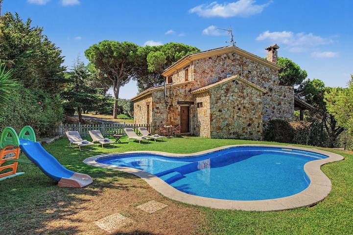 Villa 'Can Ayala' Arenys de Munt - Con jardín y piscina privada. in Vallgorguina, Costa del Maresme