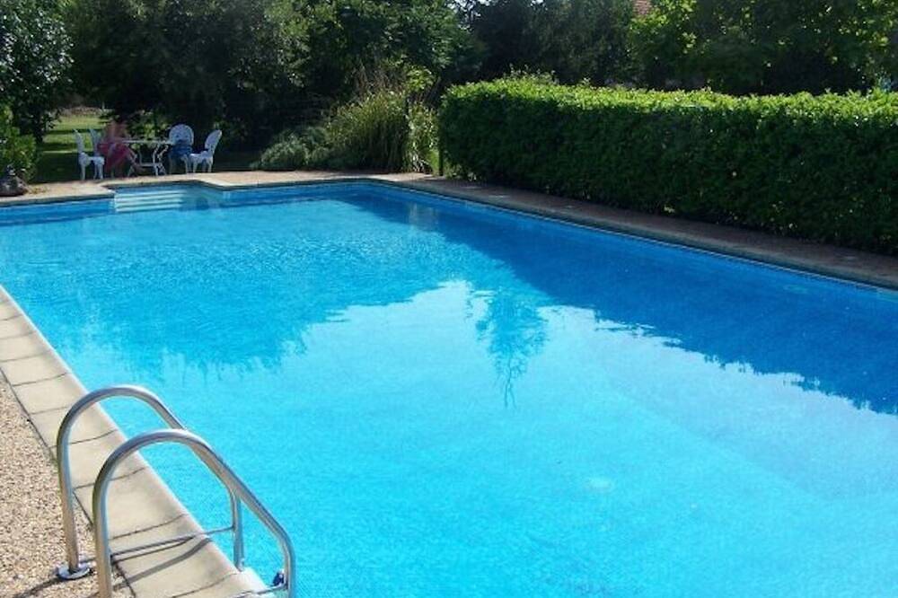 Appartement entier, Idyllic Studio Gite In Rural Stunning French Countryside With Pool in Antigny, Vienne (France)