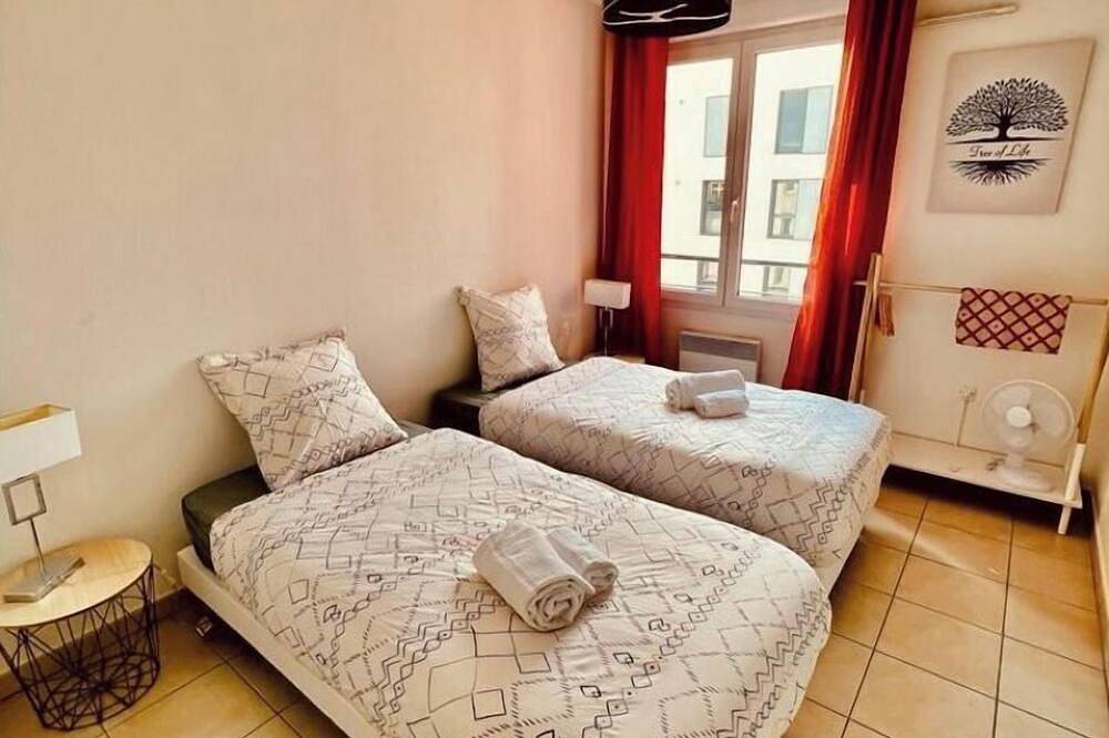 Entire apartment, Le Terracotta T4 Sleeps 6, Air-Conditioned, With Parking Space in Caluire-et-Cuire, Rhône