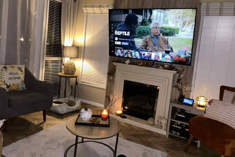 Luxury lakeside lodge with hot tub and sunset views. Pet friendly, 3 bedrooms in Tattershall, Lincolnshire