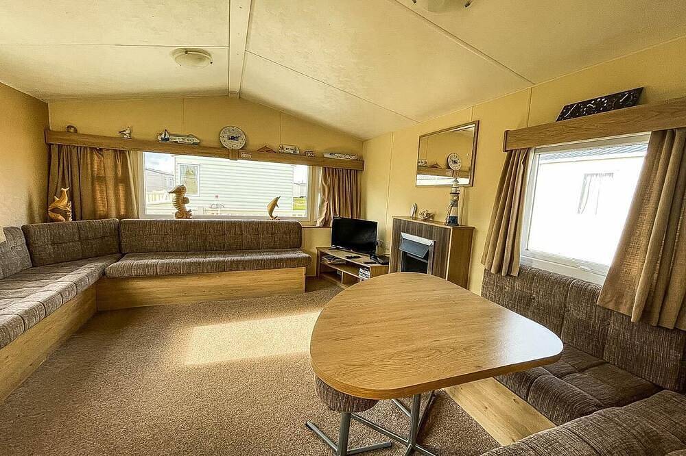 Dog friendly caravan with large decking near Heacham Beach, ref 21052H in Heacham, Norfolk Coast