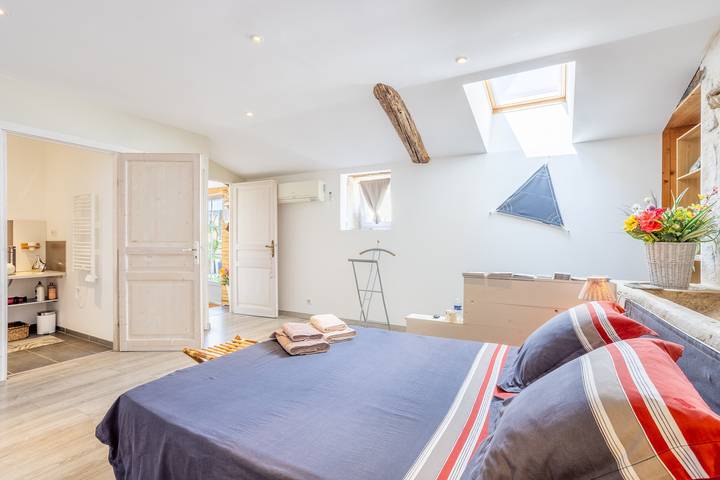 Guest Room "Chez Jacques - Océanide" with Private Terrace, Wi-Fi and Air Conditioning in Saint-Martin-de-Fraigneau, Fontenay-le-Comte