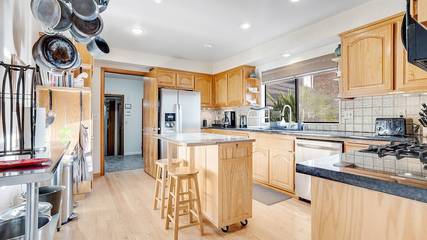 Vacation Home for 12 Guests in Guerneville, Russian River, Picture 2