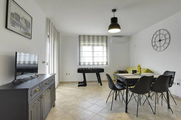 Entire apartment, Neu renovierte Ferienwohnung mit Klima, WLAN, Waschmaschine, Tischfußball, Grill, Fahrräder und einem Kinderspielplatz in Stinjan, Pula