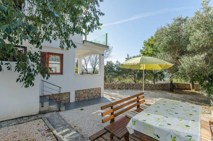 Ferienwohnung für 4 Personen, mit Terrasse und Garten in Starigrad Paklenica