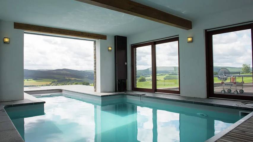 Maison de vacances pour 21 personnes, avec Terrasse et Jardin ainsi que Piscine et Sauna à Stoumont
