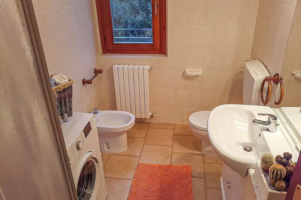 Ganze Wohnung, Geschmackvoll möblierte 2-Zimmer-Wohnung in direkter Seelage mit Pool und Privatstrand in Lezzeno, Comer See