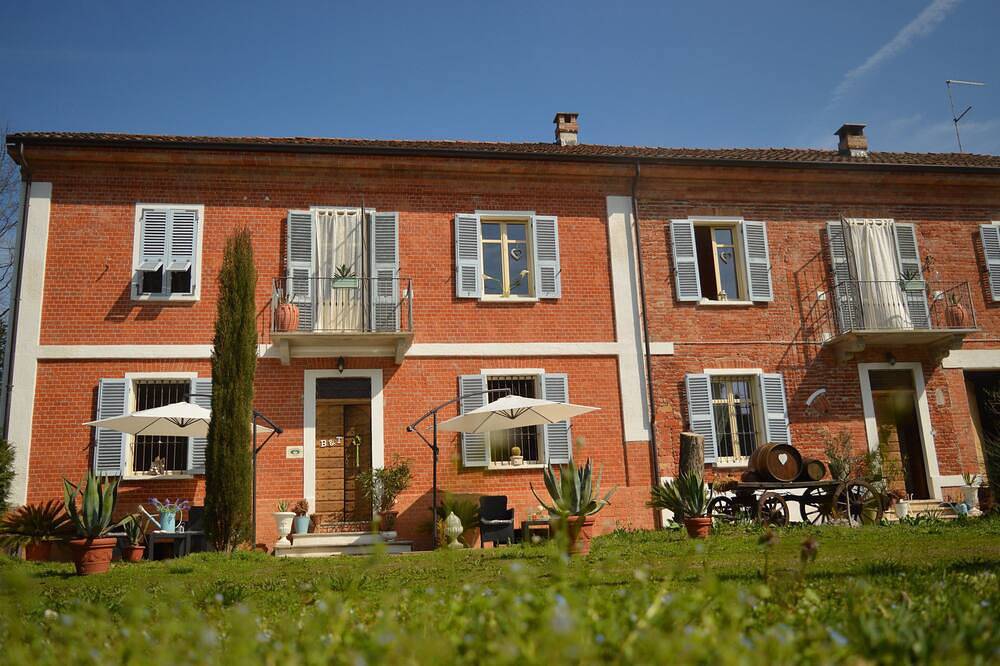 Room with bathroom in ancient farmhouse in Monferrato in Castelnuovo Belbo, Provincie Asti