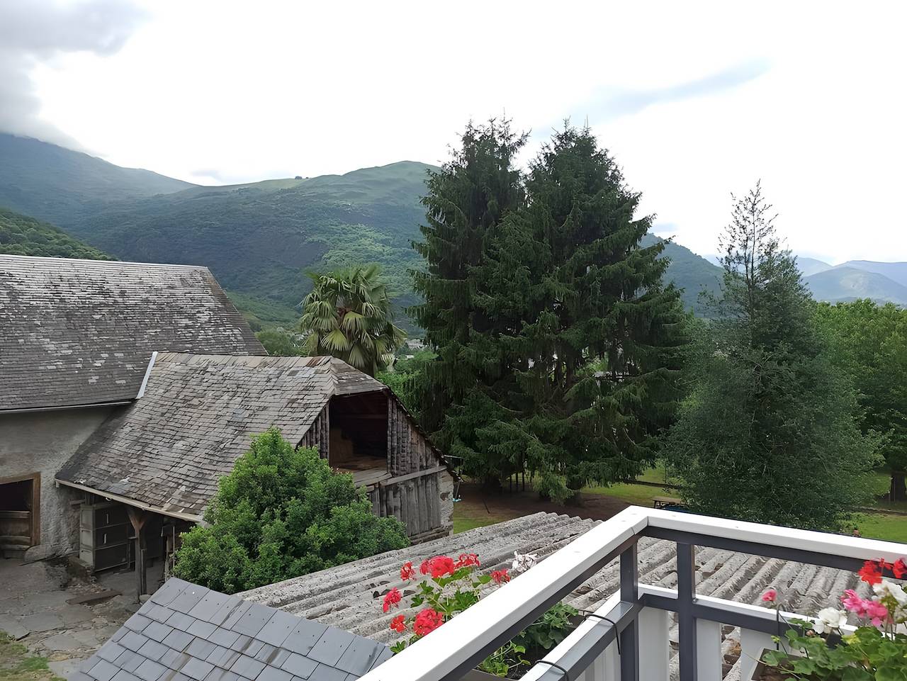 Apartamento entero, Apartamento 'L'Appartement Des Trois Vallées' con vistas a la montaña, terraza privada y Wi-Fi in Villelongue, Parque nacional de los Pirineos