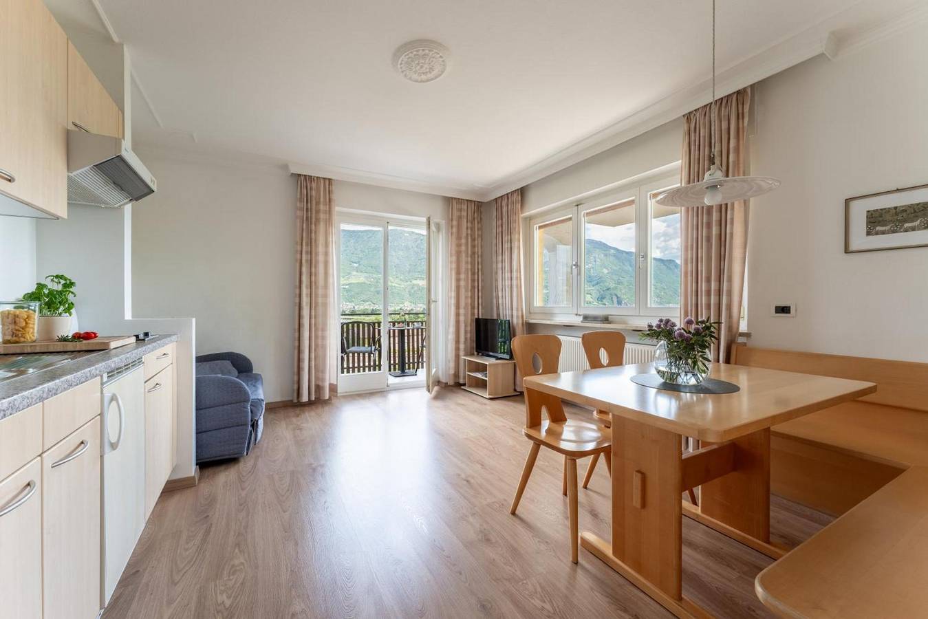 Apartamento entero, Apartment 'Freiblick Groß' with Mountain View, Shared Terrace and Wi-Fi in Marling, Ortler Alps