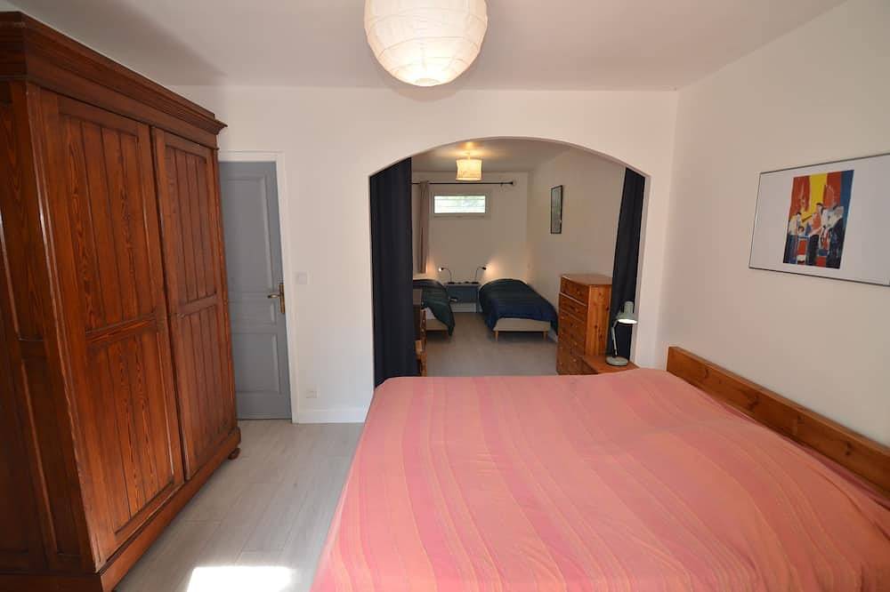 Peace and quiet in Mont Ventoux country in Mazan, Parque natural regional del Mont Ventoux