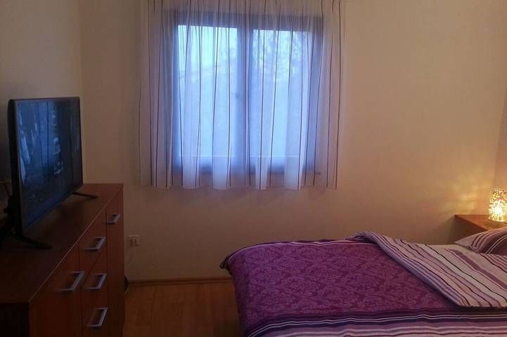 Ganze Wohnung, In Dvornica mit Gepflegtem Garten in Razanj, Šibenik-Knin
