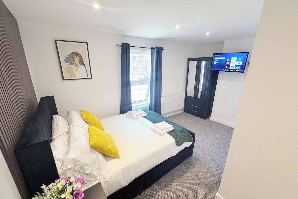 4Br(Sleeps 8)3Bathr Hot Tub, Wifi, Tvs in 4 Rooms, 3min walk Kingsholm Stadium in Gloucester (UK), Gloucestershire