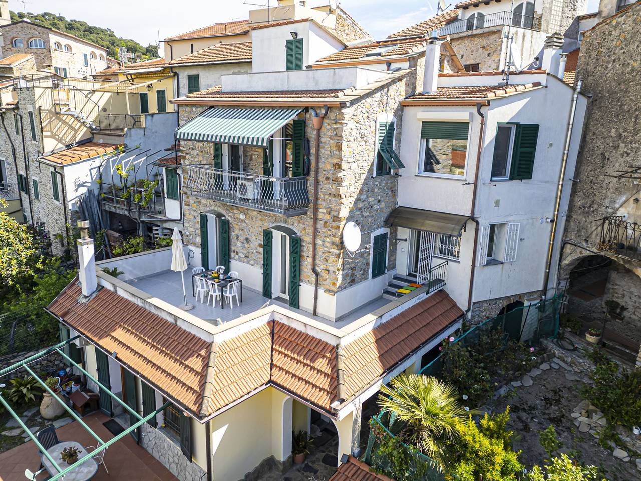 Ganze Ferienwohnung, Ferienwohnung für 4 Personen mit Terrasse in Cipressa, Riviera di Ponente