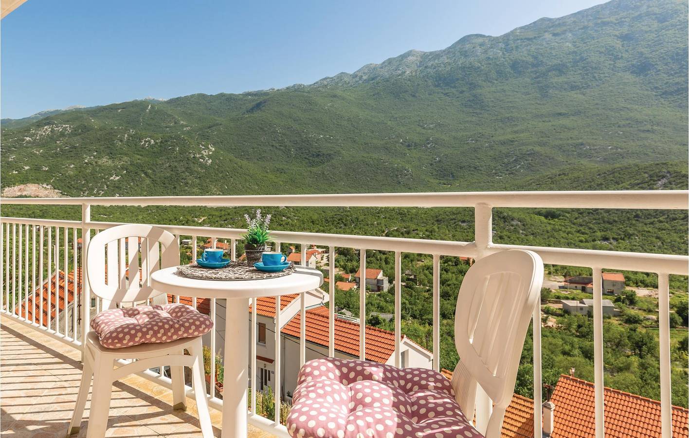 Entire vacation apartment, Vacation apartment for 6 people with terrace in Makarska Riviera