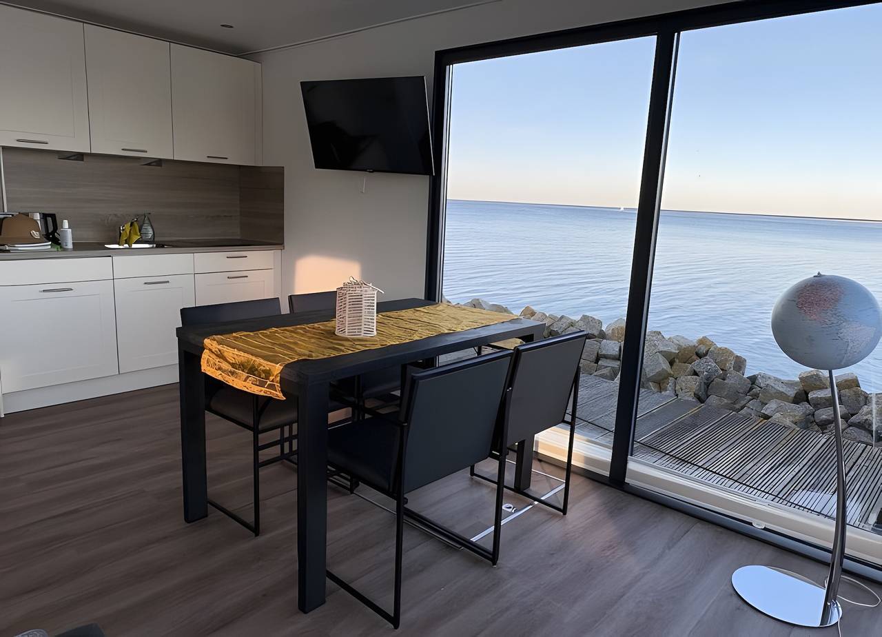 Hausboot 'Püttelkow' mit Seeblick, privater Terrasse und Wlan in Röbel, Müritz