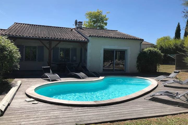 Location de vacances pour 6 personnes, avec jardin et terrasse à Chalais