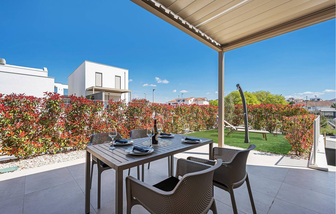 Entire holiday apartment, Seaside Retreat: Modern 2BR Apartment with Terrace & Garage, 1km to Beach in Sibenik, Šibenik-Knin