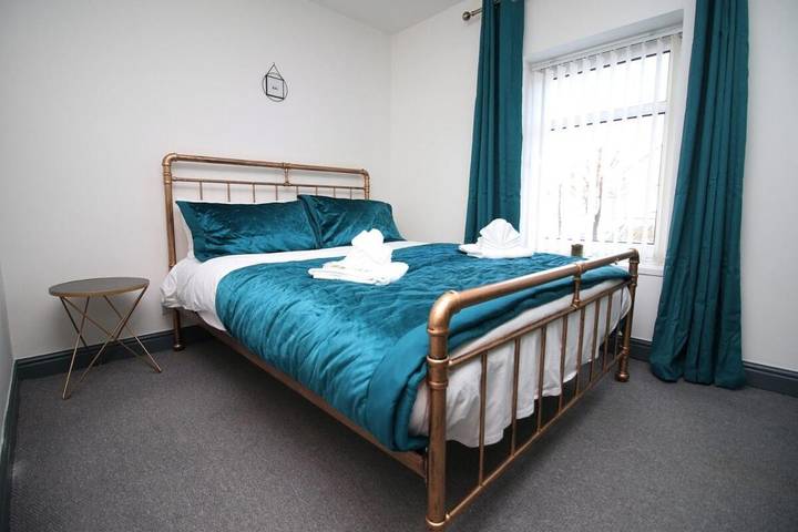 Bed and breakfast for 5 people, with garden in South-Wales