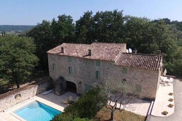 Gîte pour 9 personnes, avec jardin ainsi que sauna et piscine à Chantemerle-lès-Grignan