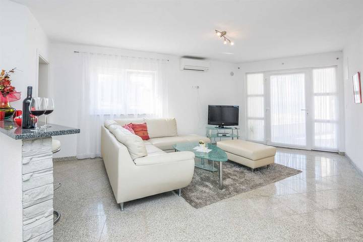 Ganze Wohnung, Apartment mit Meerblick | für 4 Personen | 20 m vom Strand in Vir