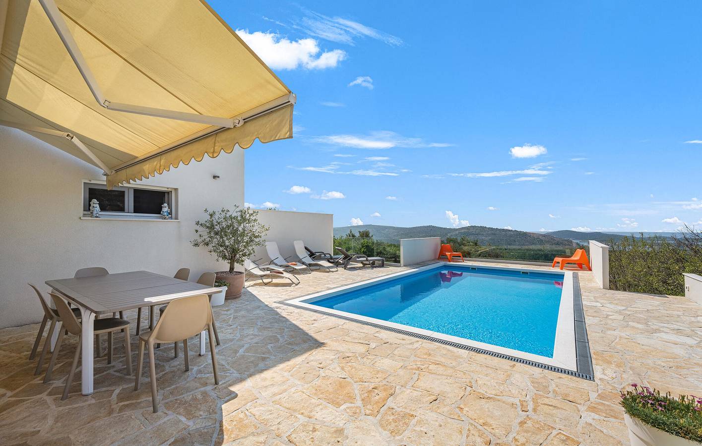Maison de vacances pour 9 personnes avec terrasse in Rogoznica, Šibenik-Knin